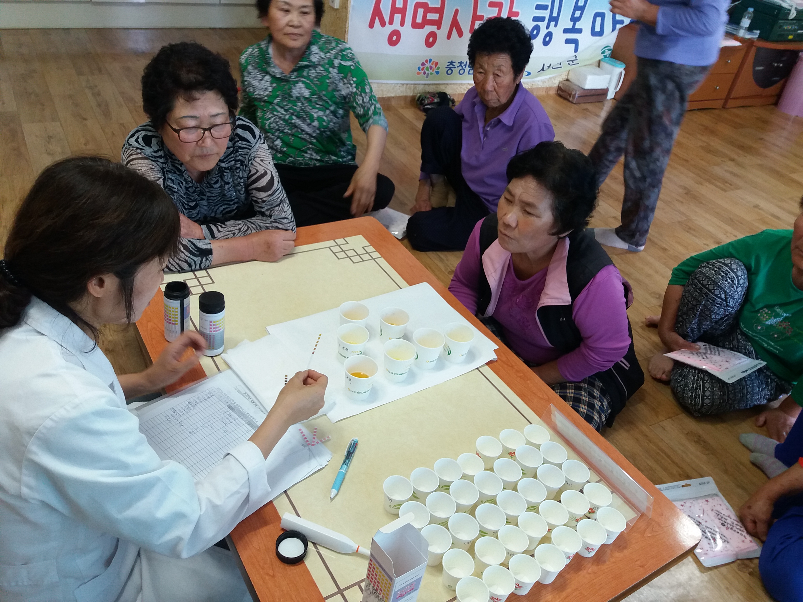 (18일) 서천군보건소, 단만짠맛 줄여서 100세 건강지키세요(소변염분테스트 사진)