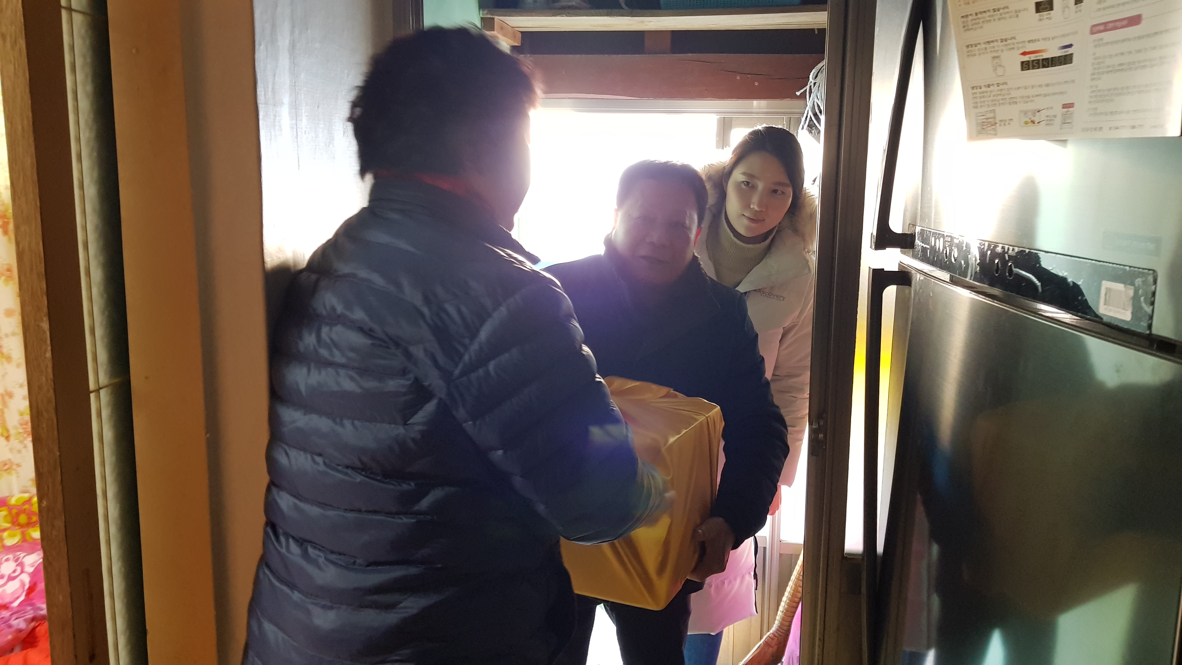 (15일) 비인면, 동창생이 함께한 기부 등 나눔활동 계속돼(행복비인후원회가 식품후원하는 모습)