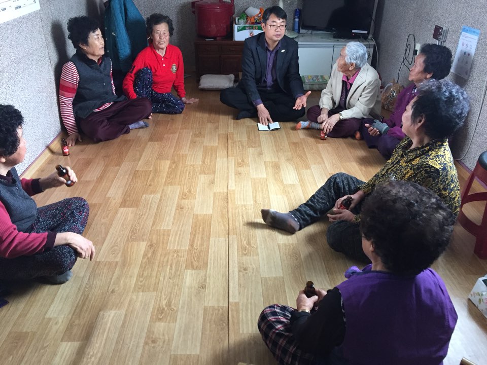 (27일) 비인면, 취약계층 찾아가는 현장 속 복지면장제 운영(23일 비인면장이 쇠재마을에 위치한 미등록경로당 방문)