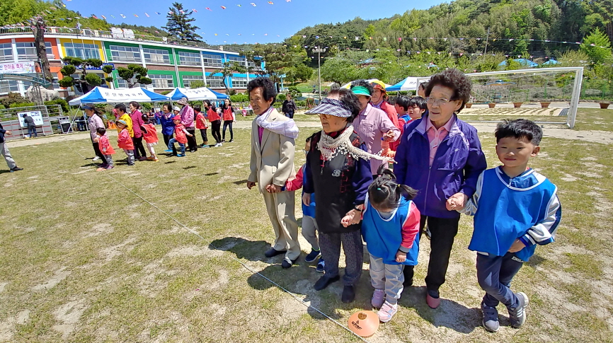 꾸미기_(8일) 아이들과 어르신이 함께하는 문산면!(문산초 한마음체육대회 모습) (2)