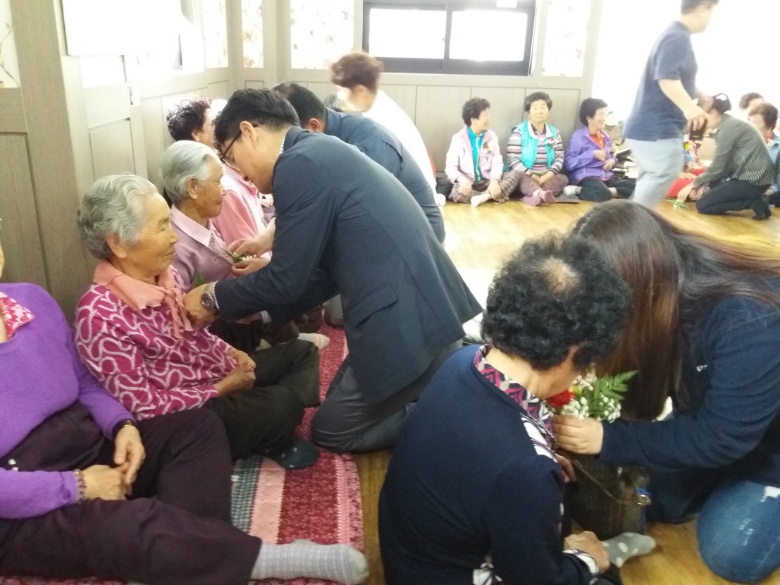 꾸미기_(9일) 기산면_서면 어버이날 맞아 어르신 카네이션 달아드리기 행사 (서면 행사 모습)