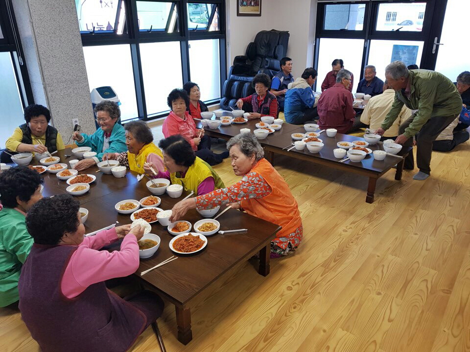 꾸미기_(10일) 마서면, 사랑 실은 행복밥차에 어르신들 웃음꽃 (2)