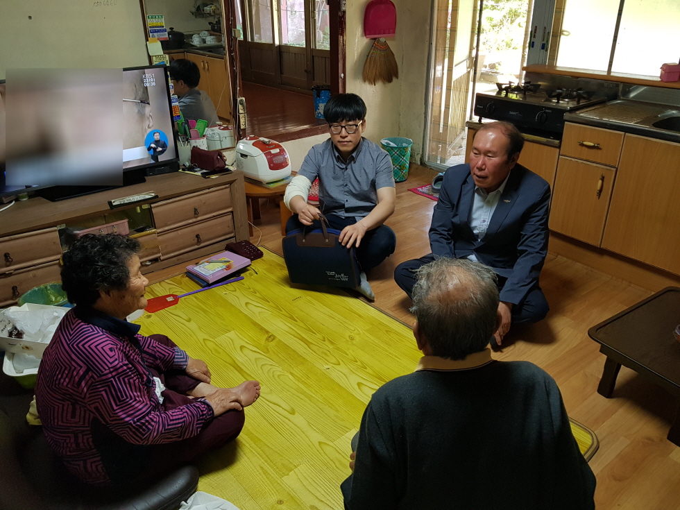 꾸미기_(25일) 서천군, 찾아가는 복지상담으로 현장복지 강화(시초면 복지면장제 사진)