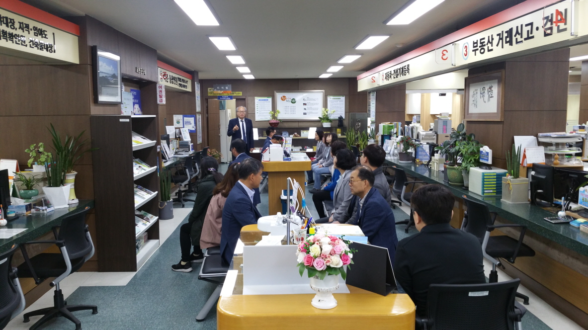꾸미기_(25일) 서천군, 군민 위한 부서별 친절교육 실시(최성순민원실장 직원친절교육 모습)