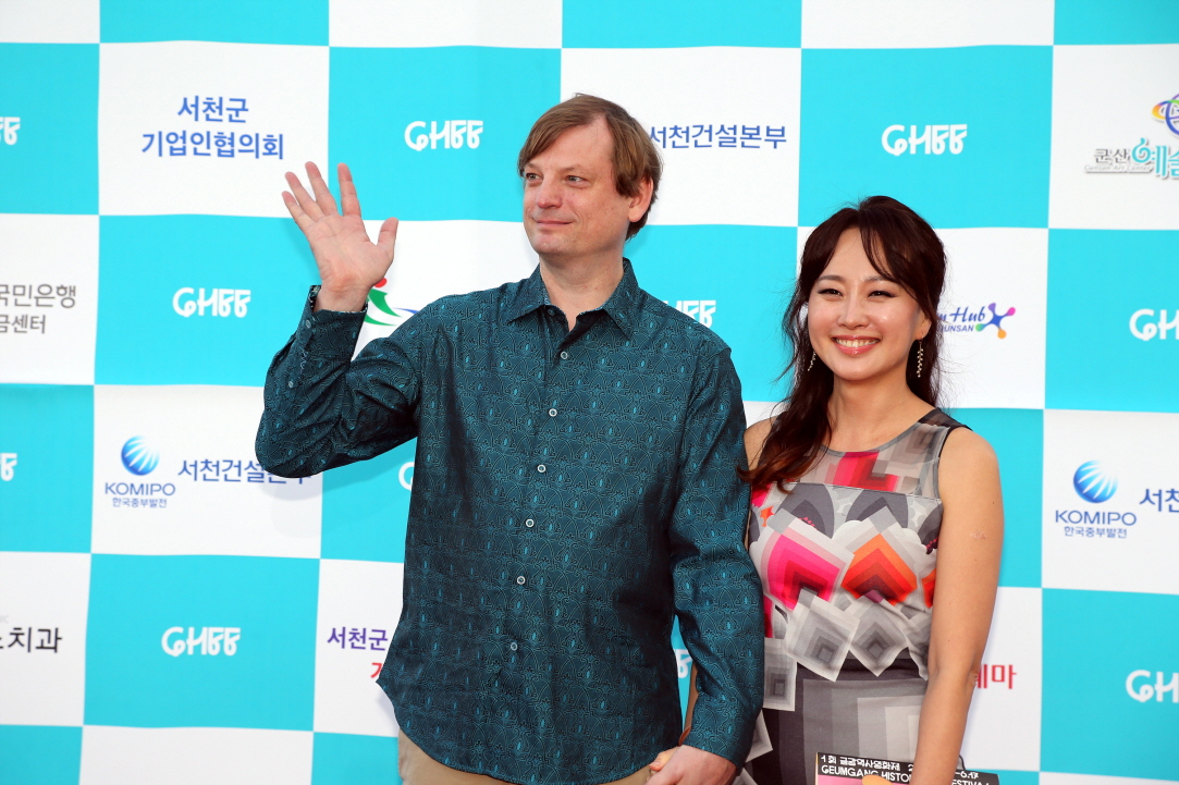 꾸미기_(18일) 1회 금강역사영화제, 수많은 인파 몰려 '기대 이상'(배우 임성민이 배우자 마이클 엉거와 사진 촬영)