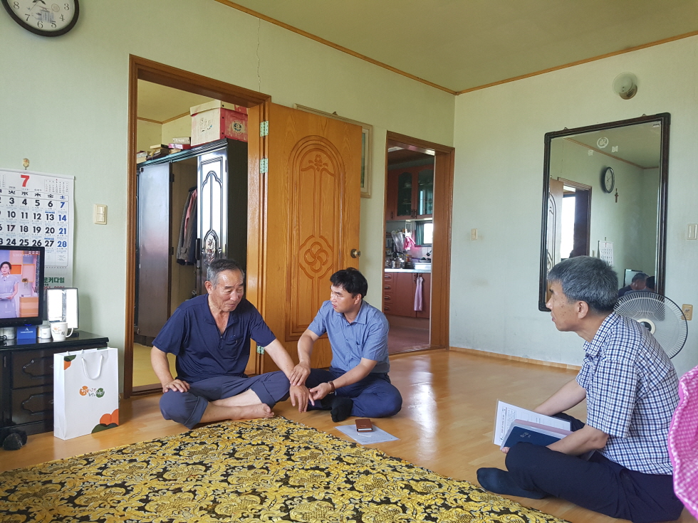 사진(26일) 뜨거운 열정복지로 폭염 이겨내는 종천면!(구승완 종천면장이 경로당, 어르신가정 등 방문) (2)