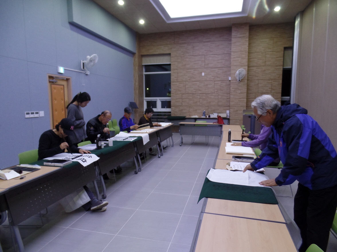 사진(8일) 한산 주민자치 '서예교실'참여자, 충남 서예전람회서 입상(한산면 주민자치 서예교실 모습)