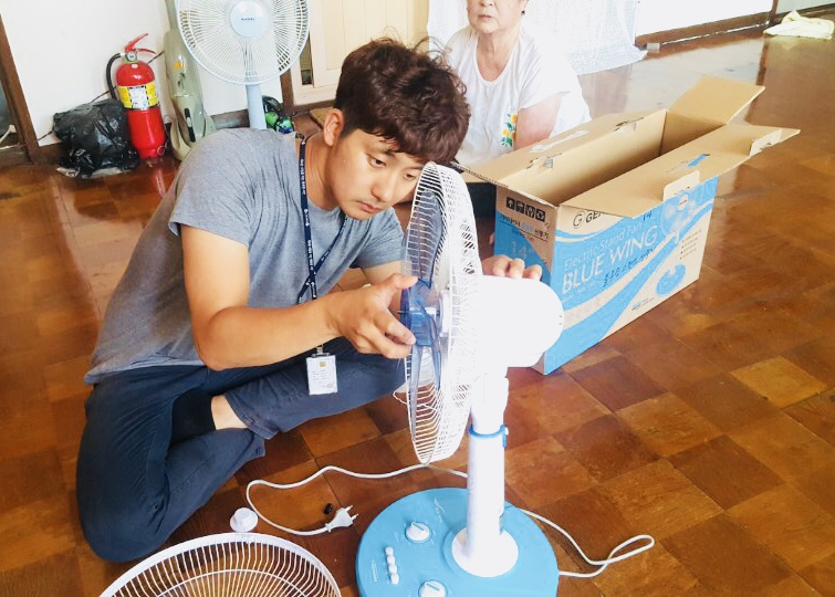 (8일) 서면, 어르신 폭염 대응에 전 직원' 발 벗어'(서면 직원이 어르신 가정 방문해 선풍기 수리하는 모습)