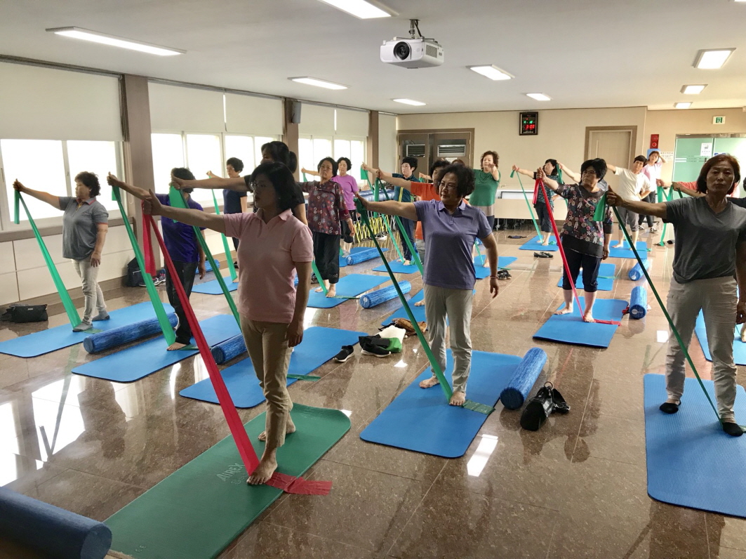 사진(9일) 서천군, 여성농업인 근골격계질환 예방 교육 성료(체조교육)