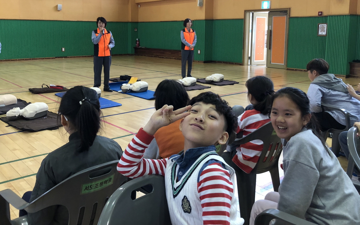 사진(4일) 서면, 복지서비스 변화의 바람을 일으키다! (서면초등학교와 서도초등학교 5~6학년 아이들 대상으로 진행한 심폐소생술교육 및 아동지원사업)
