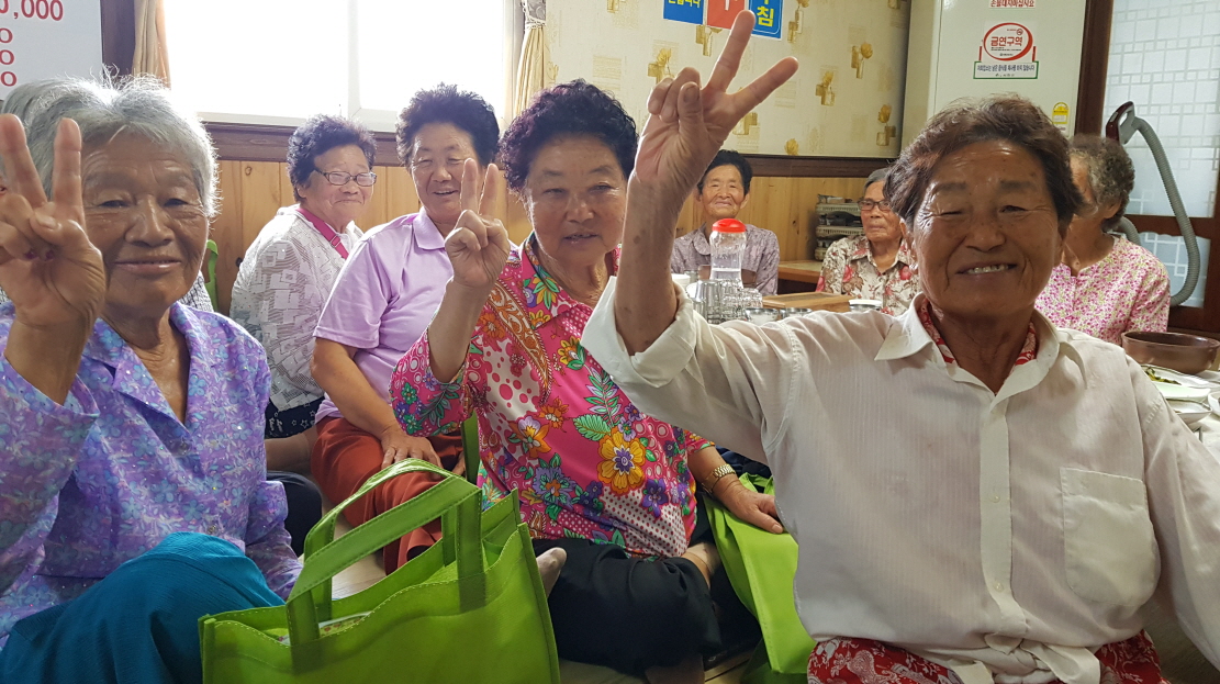 사진(17일) 비인면, 손으로 전하는 시원한 사랑 (1)