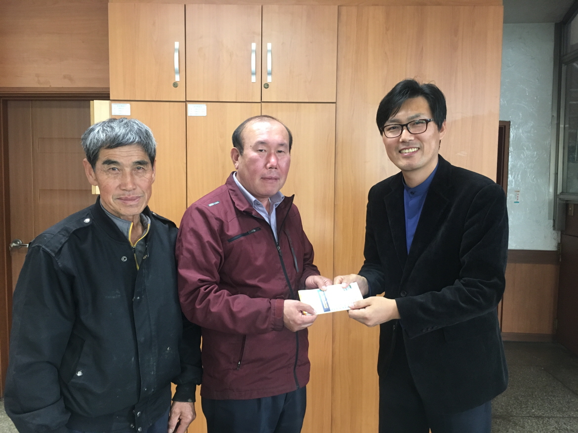 사진(28일) 시초면, 행복한 나눔 연일 이어져(왼쪽부터 백하윤씨, 장현석 면장, 후암교회 남대환 목사)