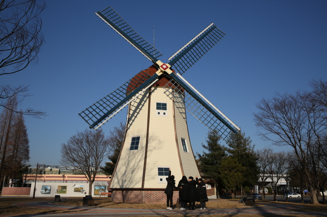 사진(7일) 서천군, 금강하굿둑 관광지 이미지 탈바꿈 '호평' (관광지 내 조성된 풍차, 놀이터를 즐기기위한 관광객들의 발길이 이어지고 있다) (2).JPG