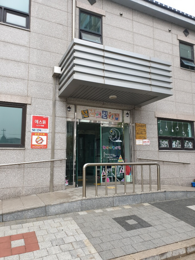 사진(8일) 서천군, 유치원 어린이집 시설 10m 이내 금연구역 지정(군은 금연구역을 확대 지정하고 안내 게시판을 부착했다 1)