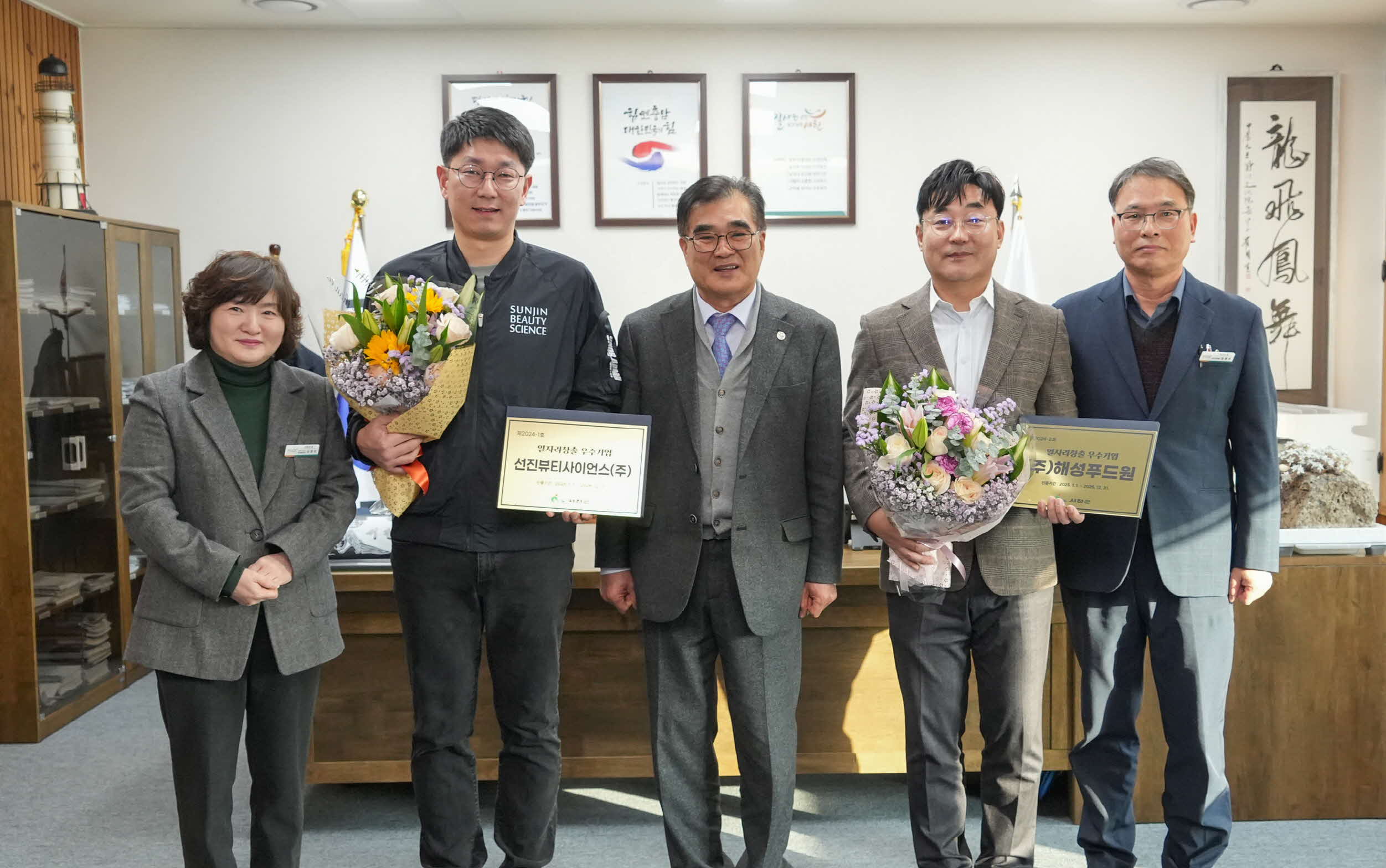 서천군, 일자리창출 우수기업 2곳 인증서·현판 수여