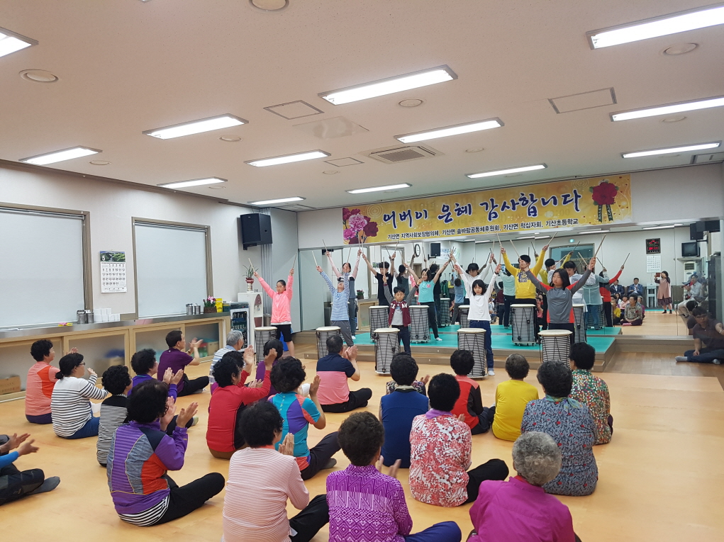기산면·서면, 어버이날 맞아 ‘어르신 카네이션 달아드리기 행사’가져